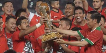 Pemain persija bambang pamungkas terima trofi piala presiden dari jokowi