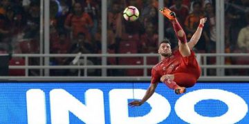 Pemain persija jakarta marko simic saat tendangan salto