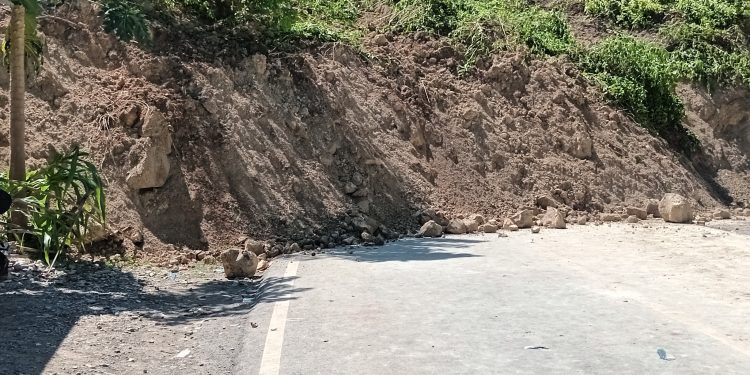 Akses Jalan Trans Timor Lumpuh Akibat Longsor