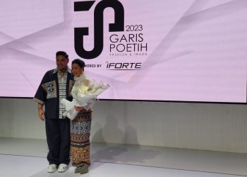 Dekranasda NTT Gandeng Ivan Gunawan Promosikan Kain Tenun Sotis Sumba Timur Melalui Garis Poetih Fashion & Trade 2023