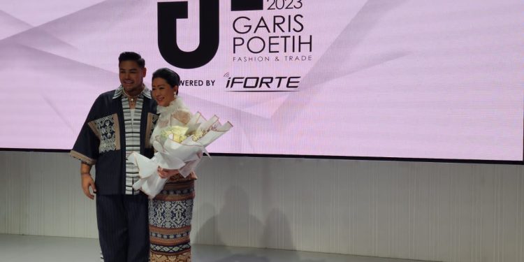 Dekranasda NTT Gandeng Ivan Gunawan Promosikan Kain Tenun Sotis Sumba Timur Melalui Garis Poetih Fashion & Trade 2023