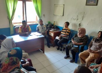 Camat Kota Raja, Yanto Djalil saat pertemuan dengan para pedagang takjil