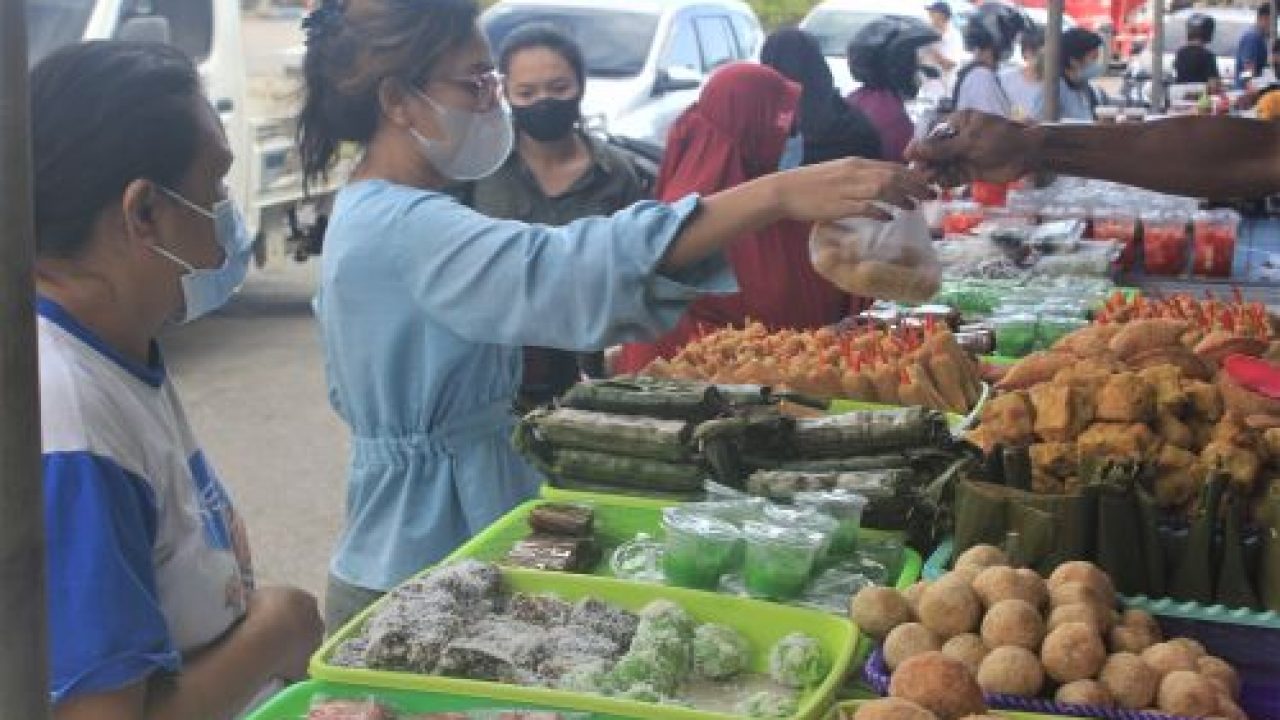 warga Kota Kupang saat membeli takjil (dok. lintasntt)