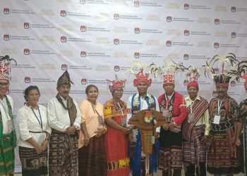 Daftar Sebagai Balon Anggota DPD RI, El Asamau Diantar Oleh Keluarga Lamaholot Dengan Diiringi Tarian Hedung