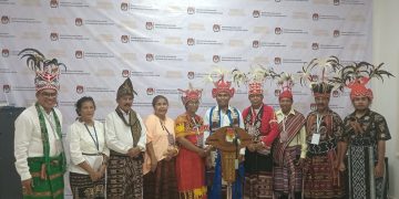 Daftar Sebagai Balon Anggota DPD RI, El Asamau Diantar Oleh Keluarga Lamaholot Dengan Diiringi Tarian Hedung