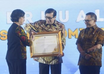 Penyerahan Penghargaan oleh Menteri Keuangan, Sri Mulyani kepada Menteri Hukum dan HAM, Yasonna H. Laoly, Rabu 17 Mei 2022