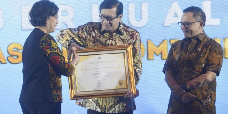 Penyerahan Penghargaan oleh Menteri Keuangan, Sri Mulyani kepada Menteri Hukum dan HAM, Yasonna H. Laoly, Rabu 17 Mei 2022