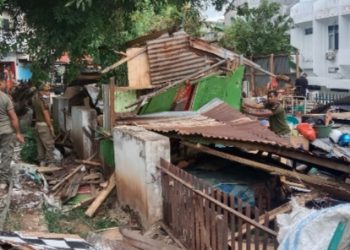 Sejumlah Bangunan Lapak Pedagang di Kelurahan Solor Dibongkar Sat Pol PP 