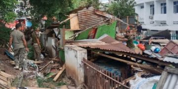 Sejumlah Bangunan Lapak Pedagang di Kelurahan Solor Dibongkar Sat Pol PP 