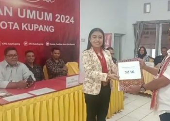 Ketua DPD Perindo Kota Kupang Markus Imanuel Nubatonis Serahkan Berkas Bacaleg ke KPU Kota Kupang