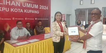 Ketua DPD Perindo Kota Kupang Markus Imanuel Nubatonis Serahkan Berkas Bacaleg ke KPU Kota Kupang