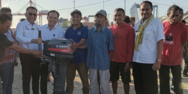 Tingkatkan Pendapatan Nelayan Kota Kupang, Ansi Lema Salurkan Bantuan