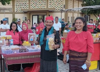 Hadiri Festifal Budaya Di Naikoten Dua, Penjabat Walikota Kupang Borong Hasil UMKM