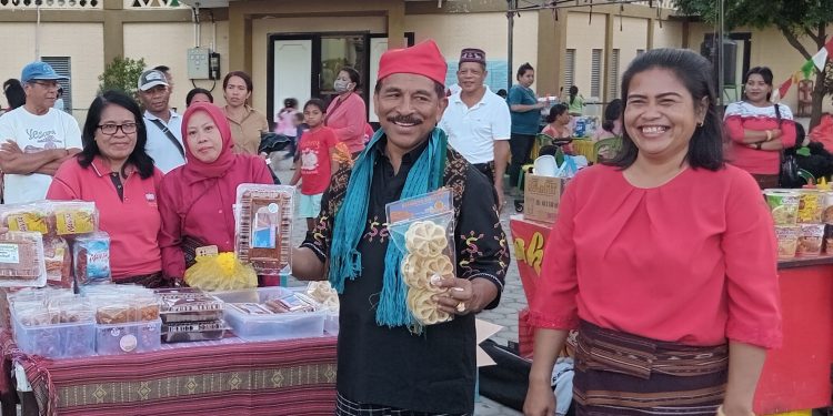 Hadiri Festifal Budaya Di Naikoten Dua, Penjabat Walikota Kupang Borong Hasil UMKM