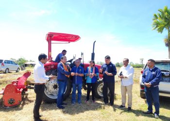 Peduli Terhadap Petani, Julie Laiskodat Beri Bantuan Traktor