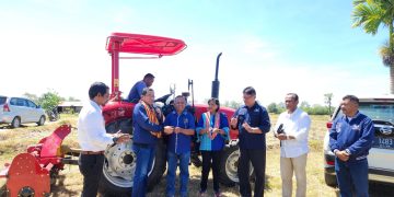 Peduli Terhadap Petani, Julie Laiskodat Beri Bantuan Traktor