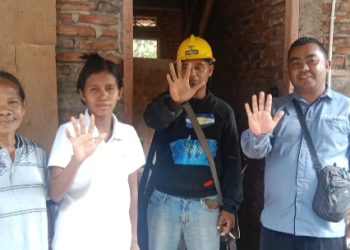 Warga Penerima Bantuan Listrik Gratis di Desa Watotika Ile, Kecamatan Demon Pagong bersama Petugas dari ULP PLN Larantuka