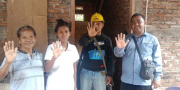 Warga Penerima Bantuan Listrik Gratis di Desa Watotika Ile, Kecamatan Demon Pagong bersama Petugas dari ULP PLN Larantuka