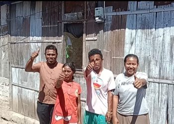 Warga di Desa Kolaka, Kecamatan Tanjung Bunga Kabupaten Flotim Yang Menerima Bantuan Listrik Gratis Dari PLN NTT