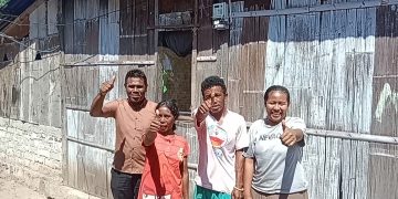 Warga di Desa Kolaka, Kecamatan Tanjung Bunga Kabupaten Flotim Yang Menerima Bantuan Listrik Gratis Dari PLN NTT