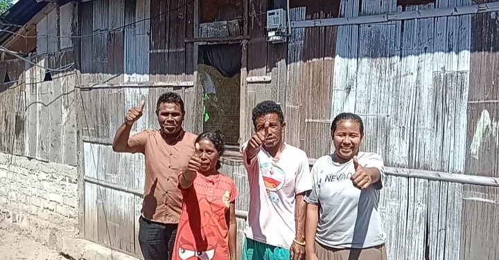 Warga di Desa Kolaka, Kecamatan Tanjung Bunga Kabupaten Flotim Yang Menerima Bantuan Listrik Gratis Dari PLN NTT