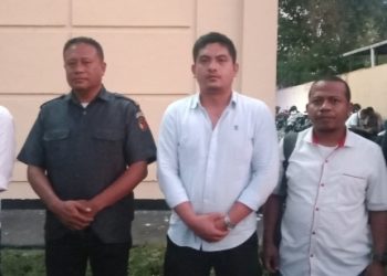 Tim Kuasa Hukum bersama Perwakilan Keluarga Korban Roy Bolle