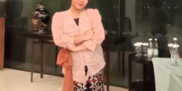 Bunda Julie Laiskodat Bantu Gadis Asal Ende Lanjutkan Kuliah S2 di IPMI International School