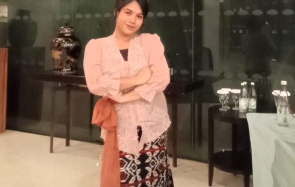 Bunda Julie Laiskodat Bantu Gadis Asal Ende Lanjutkan Kuliah S2 di IPMI International School