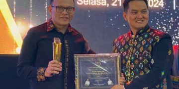 Kantor Pengacara Fransisco Bessi Mendapat Penghargaan Dari KADIN NTT