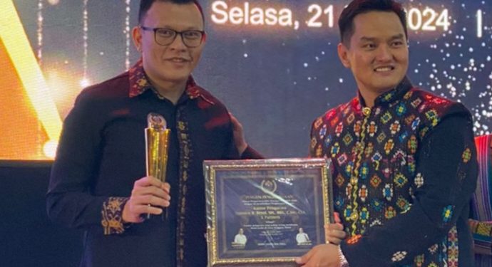 Kantor Pengacara Fransisco Bessi Mendapat Penghargaan Dari KADIN NTT