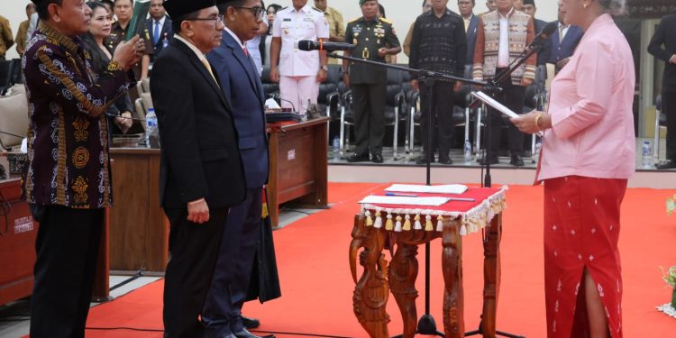 Dua Anggota DPRD NTT PAW Dilantik
