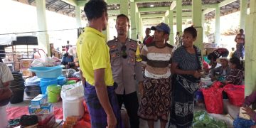 Bhabinkamtibmas Desa Lederaga Ajak  Warga Sambut HUT RI Ke – 80 Dan Jaga Kamtibmas