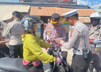 polres Sabu Raijua Bagikan Bendera Merah Putih Gratis Untuk Pengendara Jelang HUT RI Ke – 80