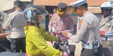 polres Sabu Raijua Bagikan Bendera Merah Putih Gratis Untuk Pengendara Jelang HUT RI Ke – 80