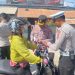 polres Sabu Raijua Bagikan Bendera Merah Putih Gratis Untuk Pengendara Jelang HUT RI Ke – 80
