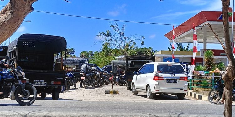 Antrian Panjang BBM Di SPBU Roboaba, Mengakibatkan Kemacetan