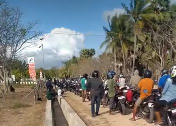Kelangkaan BBM Nihil Dipajang Di Pinggir Jalan Membuat Antrian Panjang Di SPBU