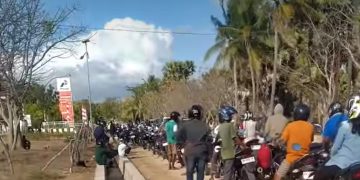 Kelangkaan BBM Nihil Dipajang Di Pinggir Jalan Membuat Antrian Panjang Di SPBU