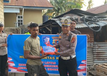 Sat Lantas Polres Sabu Raijua Gelar Bakti Sosial Pembagian Beras Gratis dalam Rangka HUT Lalu Lintas ke-70