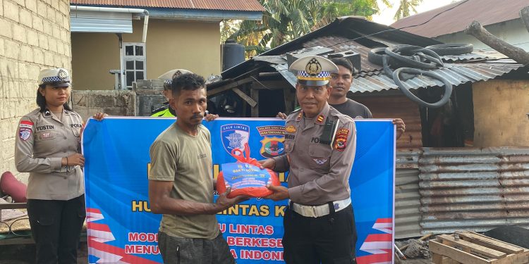 Sat Lantas Polres Sabu Raijua Gelar Bakti Sosial Pembagian Beras Gratis dalam Rangka HUT Lalu Lintas ke-70