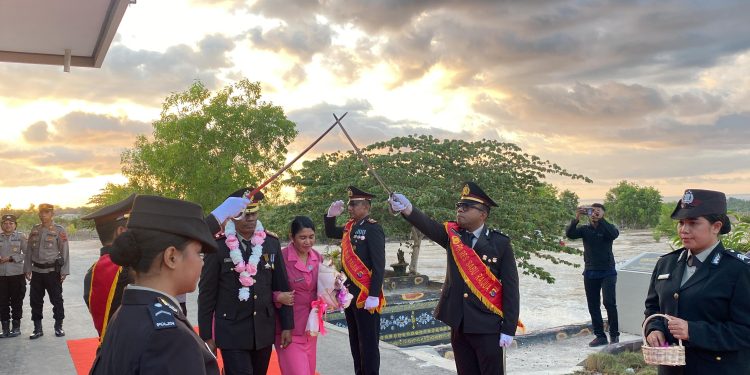 Perpisahan Sang Legenda, Kompol David S. Lasa, Warnai Polres Sabu Raijua dengan Air Mata dan Harapan