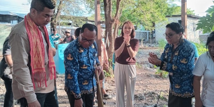 Ketua TP PKK Kota Kupang Beri Apresiasi Kepada Kelurahan Nefonaek Karena Berhasil Kembangkan Kebun Percontohan Hatinya PKK