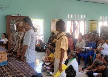 Ratusan Warga Desa Nadawawi Sambut Gembira Bantuan PKH dan Sembako   