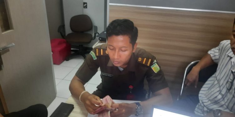 Kejari Sabu Sita Rp30 Juta dari Direktur PT. TJL Terkait Dugaan Korupsi Pengelolaan Mesin Pabrik Rumput Laut
