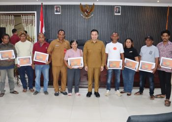 Bukti Kepedulian Pemimpin Daerah, Wali Kota Kupang Serahkan Bantuan Coolbox untuk Nelayan