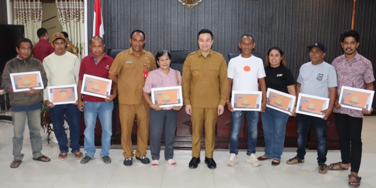 Bukti Kepedulian Pemimpin Daerah, Wali Kota Kupang Serahkan Bantuan Coolbox untuk Nelayan