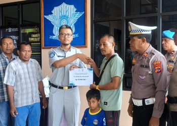 Polres Sabu Raijua Serahkan Santunan Jasa Raharja Kepada Keluarga Korban Lakalantas