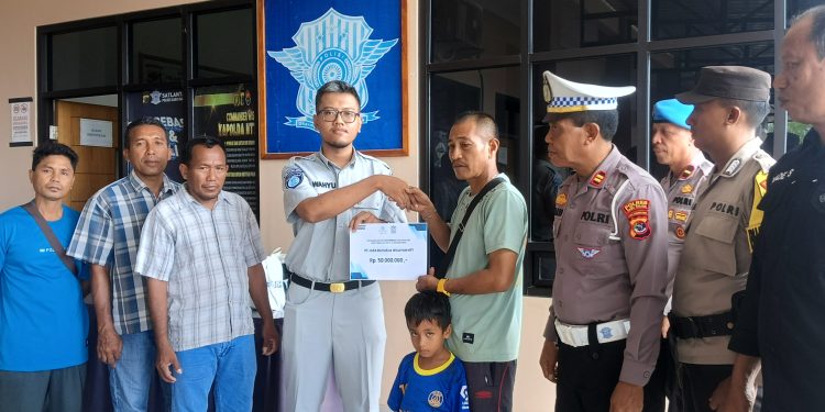 Polres Sabu Raijua Serahkan Santunan Jasa Raharja Kepada Keluarga Korban Lakalantas