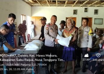 477 Keluarga di Daieko Terima Bantuan Beras, Kapolsek Imbau Keselamatan dan Jaga Pantai   
