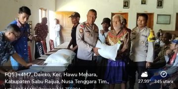 477 Keluarga di Daieko Terima Bantuan Beras, Kapolsek Imbau Keselamatan dan Jaga Pantai   